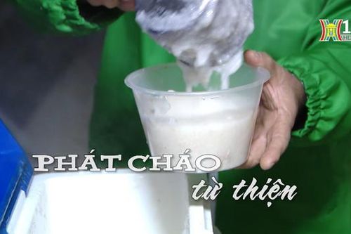 Phát cháo từ thiện | Nhịp sống Hà Nội | 30/12/2023