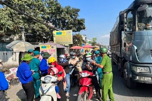 Công an huyện Bình Chánh đồng hành cùng bà con về quê nghỉ Tết Dương lịch