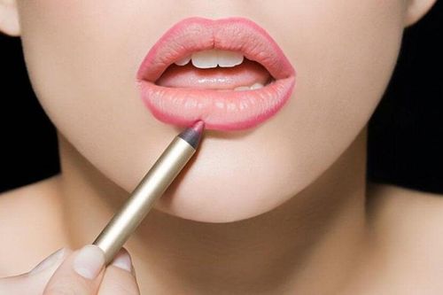 Cách kẻ viền môi nhân đôi quyến rũ