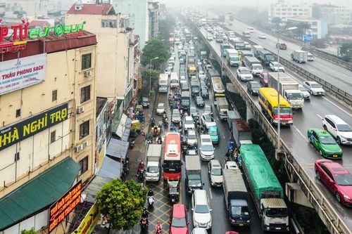 Ngày đầu nghỉ Tết Dương lịch, dòng xe ra cửa ngõ Hà Nội nhích dần từng mét