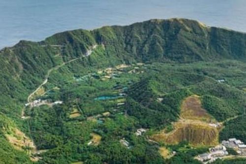 Khám phá sự bình yên ẩn mình trong hòn đảo núi lửa nằm biệt lập giữa biển khơi