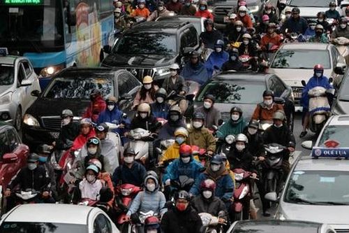 Tiếc 1 triệu đồng về xe khách, công nhân vượt rét đi xe máy 5 giờ về quê