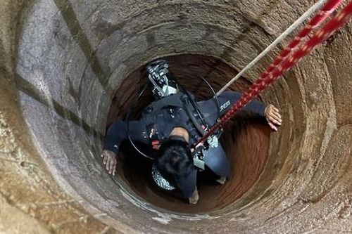 Hàng chục cảnh sát trục vớt thi thể người đàn ông từ giếng sâu