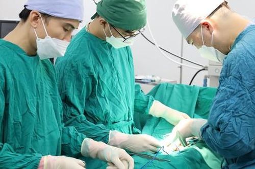Kỳ lạ xương sườn mọc trên... cổ