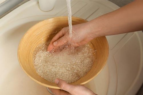 Lợi ích của việc rửa mặt bằng nước vo gạo mỗi ngày