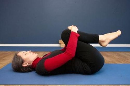 4 tư thế yoga trên giường giúp mang lại giấc ngủ ngon