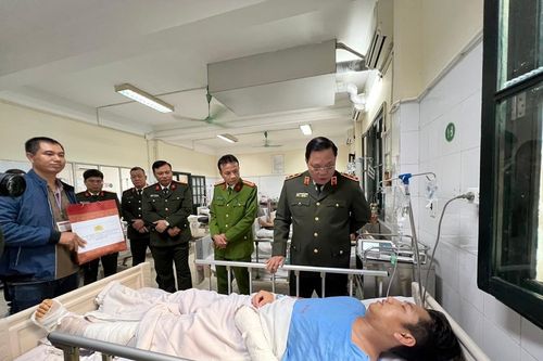 Chủ tịch Hà Nội tặng bằng khen chiến sỹ Trung đoàn Cảnh sát cơ động - CATP Hà Nội