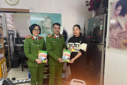 Công an quận Tây Hồ đến nhà người dân hướng dẫn sử dụng thiết bị sưởi ấm mùa đông