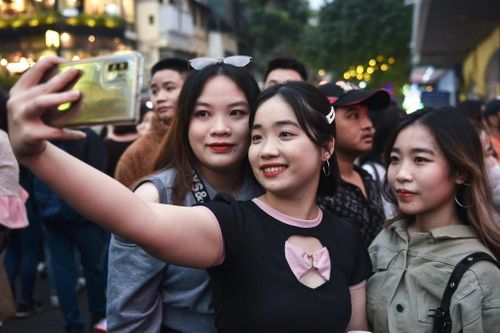 Người trẻ chen chân chờ đón giao thừa ở Hà Nội