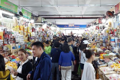 Khách du lịch 'đổ bộ' chợ Hàn Đà Nẵng ngày cuối năm