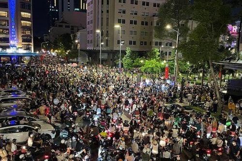 Dòng người đổ về trung tâm TP Hồ Chí Minh chờ xem pháo hoa