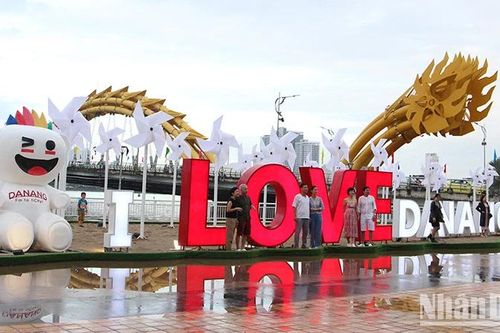 Người dân, khách du lịch Đà Nẵng rộn ràng đón năm mới