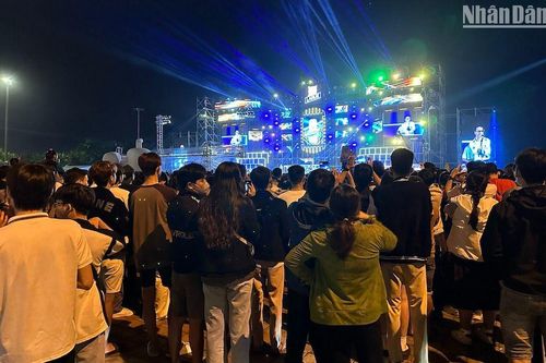 Hàng nghìn bạn trẻ tại Đà Nẵng cháy hết mình với chương trình chào năm mới