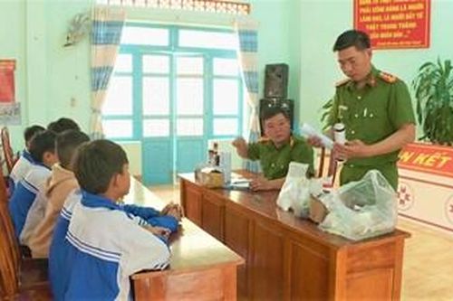 Học sinh chế tạo pháo nổ: Một phút tò mò, cả đời trả giá