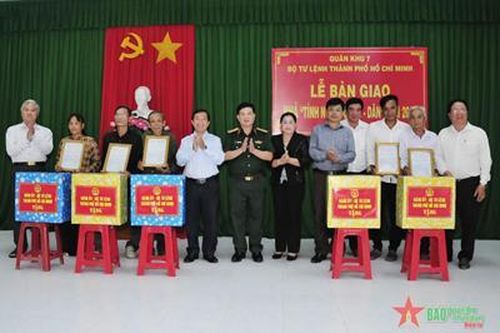 Bộ tư lệnh TP Hồ Chí Minh bàn giao nhà tình nghĩa quân- dân tại Bến Tre