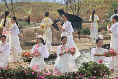 Ngày hội 'Thiên đường hồng' trên cao nguyên Măng Đen