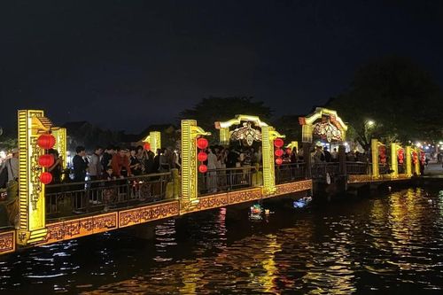 Du khách đổ về phố cổ Hội An chào đón năm mới 2024