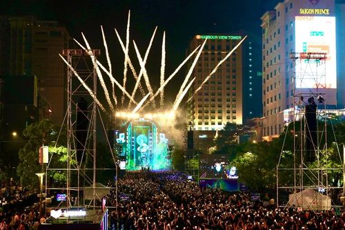 Thành phố rộn ràng, người dân vui tươi chào đón năm mới 2024