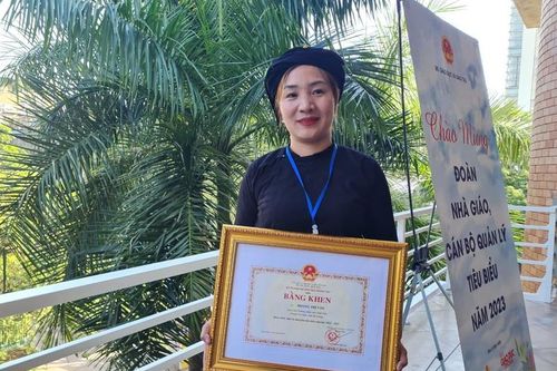 Những cô giáo dành cả thanh xuân… 'cõng chữ lên non'