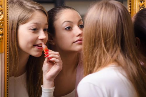 Khi nào trẻ có thể trang điểm?