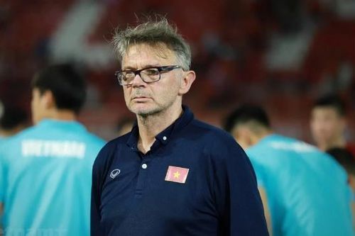 HLV Philippe Troussier tiếp tục đau đầu vì hàng thủ