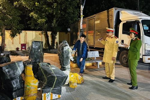 Phát hiện xe thư báo vận chuyển gỗ nghi là ngọc am