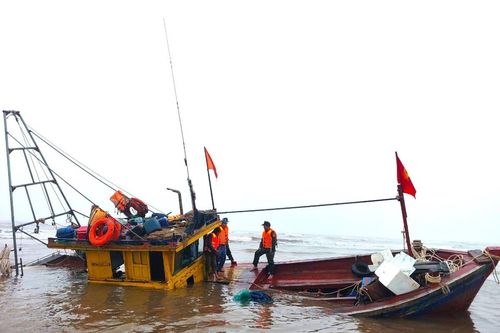Cứu nạn thuyền viên tàu cá bị nạn chìm ngoài cửa biển