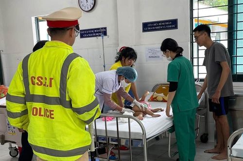 CSGT Đà Nẵng dùng xe đặc chủng đưa cháu bé 1 tuổi bị co giật đi cấp cứu