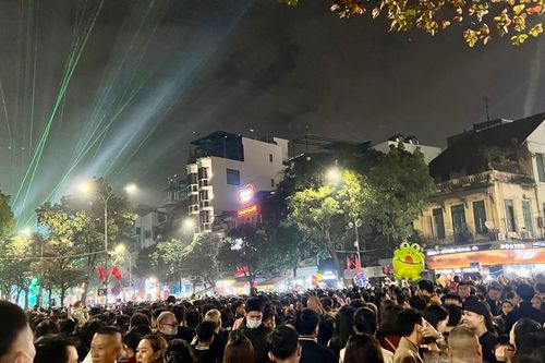 Hà Nội: Biển người đổ về phố đi bộ chờ đón năm mới 2024