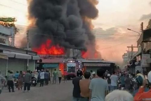 Cháy chợ Châu Long ở vùng biên An Giang