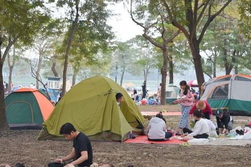 Người Hà Nội ra phố vui chơi, mở tiệc BBQ trong công viên chào năm mới 2024