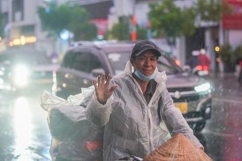 Mưa lớn trái mùa trước giờ đếm ngược đón năm mới 2024 ở TPHCM