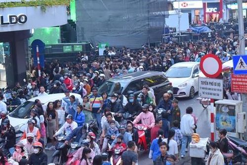 Biển người chờ xem Countdown, nhiều tuyến đường trung tâm Hà Nội ùn tắc