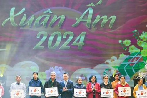 Tặng 20 sổ tiết kiệm và 40 suất học bổng 'Xuân ấm'