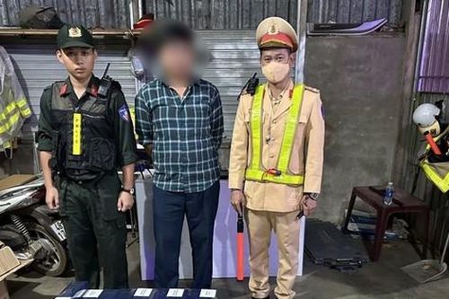 Tạm giữ người đàn ông chở 244 cây thuốc lá lậu về Hà Nội tiêu thụ