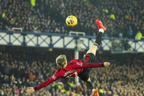 Ronaldo đọ siêu phẩm với Messi, Garnacho, Mbappe