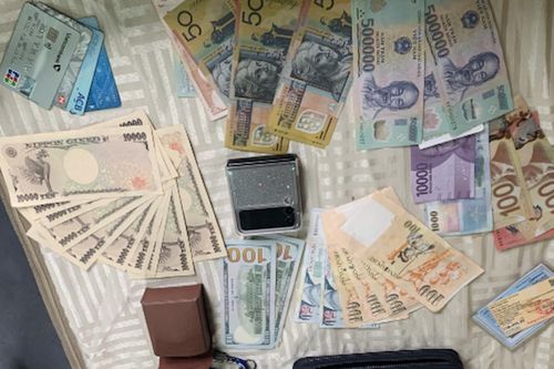 Hành khách bỏ quên ví chứa ngoại tệ trị giá gần 60 triệu đồng trên tàu hỏa