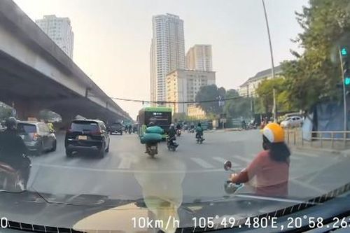 Nóng trên đường: Phát sốt với kiểu đi xe máy 'hồn nhiên như cô tiên'
