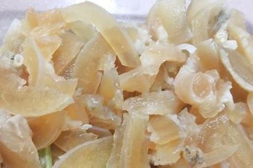 Người đàn ông phải mổ cấp cứu sau khi ăn miếng gân bò