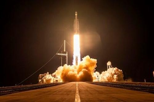Phi thuyền X-37B bí mật của quân đội Mỹ làm gì khi lần đầu được phóng bằng tên lửa đẩy mạnh nhất?