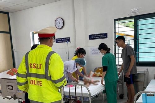 Cảnh sát dùng xe đặc chủng đưa cháu bé bị co giật đi cấp cứu kịp thời
