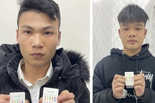Sợ đo nồng độ cồn, 2 đối tượng lao thẳng vào công an rồi bỏ chạy