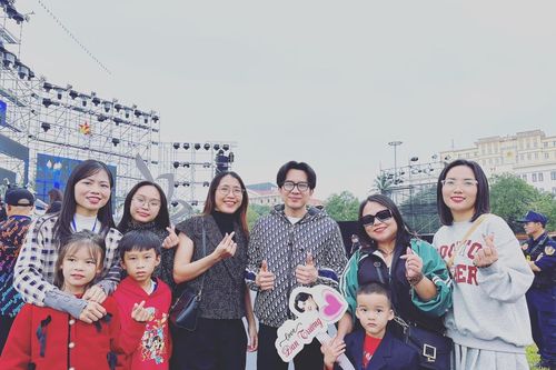 Người dân Hà Tĩnh xuống phố sẵn sàng 'đếm ngược' chào năm mới