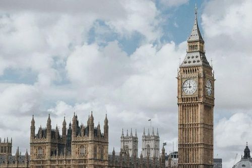 Anh: Tháp đồng hồ Big Ben kỷ niệm 100 năm phát sóng ngân chuông đêm Giao thừa