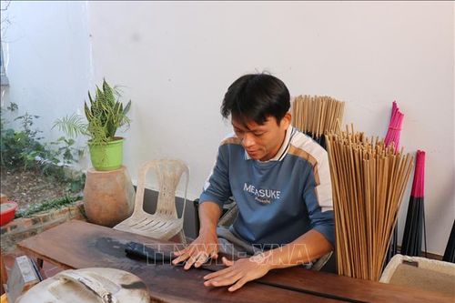 'Giữ lửa' cho nghề hương đen làng Chóa