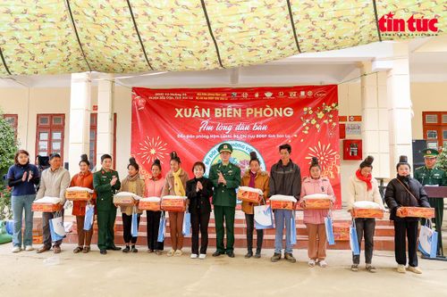 'Xuân biên phòng ấm lòng dân bản' trên vùng cao biên giới Sơn La