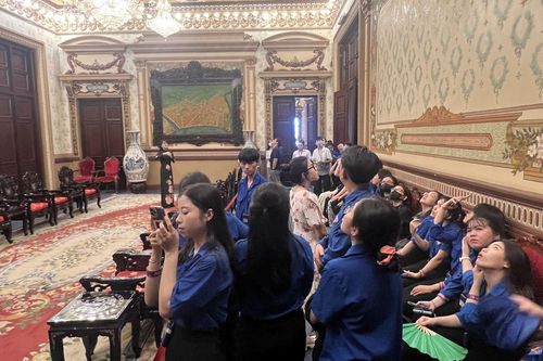 Trụ sở UBND-HĐND TP Hồ Chí Minh thu hút lượng lớn khách tham quan trong ngày cuối năm 2023