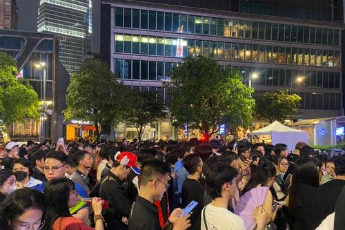 TP Hồ Chí Minh: Dòng người đổ về phố đi bộ Nguyễn Huệ chờ đón thời khắc chào Năm mới 2024