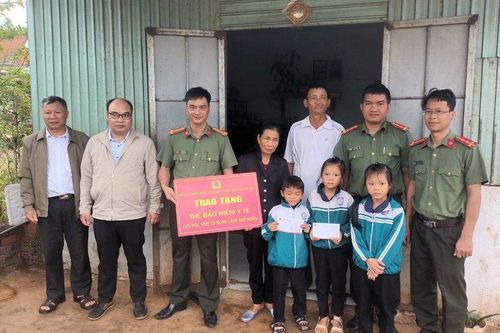 Trao tặng gần 400 thẻ bảo hiểm y tế cho học sinh có hoàn cảnh khó khăn
