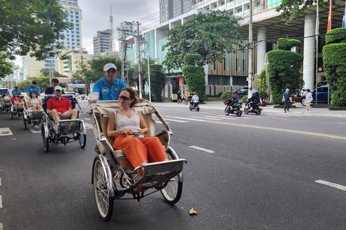 Tàu du lịch Westerdam đưa 2.000 du khách đến Nha Trang ngày cuối năm